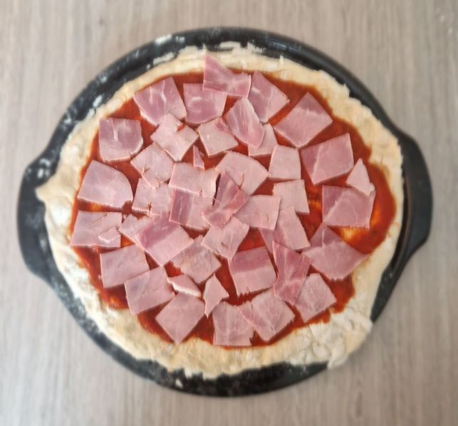 Fichier:Pâte à pizza + Tomates + Jambon.jpg