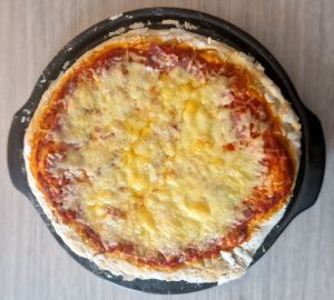 Pate à pizza + Tomate + Jambon + Emmental cuite.jpg